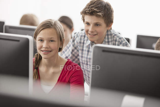 Giovani che guardano lo schermo . — Foto stock