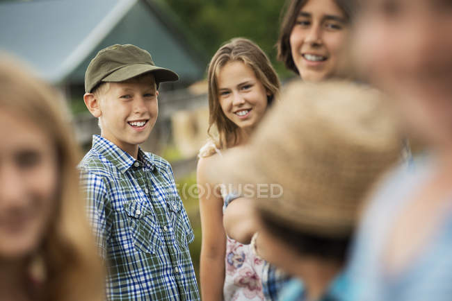 Groupe d'enfants, adolescents — Photo de stock