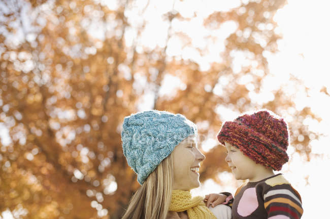 Мать и дочь на открытом воздухе осенью — стоковое фото
