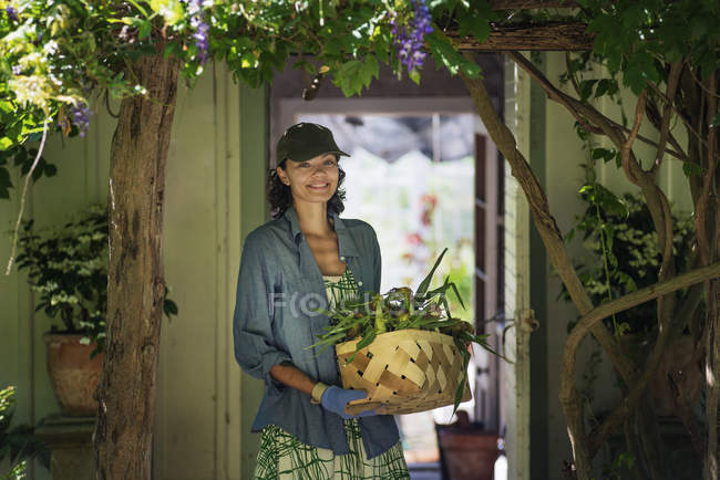 Mujer en una casa de campo cocina - foto de stock