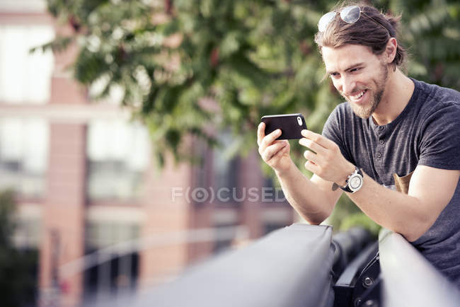 Mann checkt sein Handy — Stockfoto
