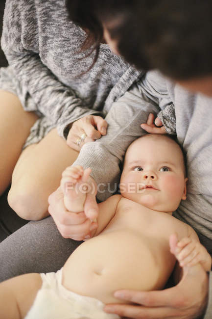 Genitori con il loro piccolo bambino — Foto stock