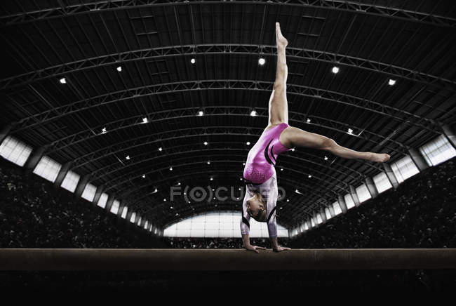 Woman gymnast performing on the beam — Stock Photo