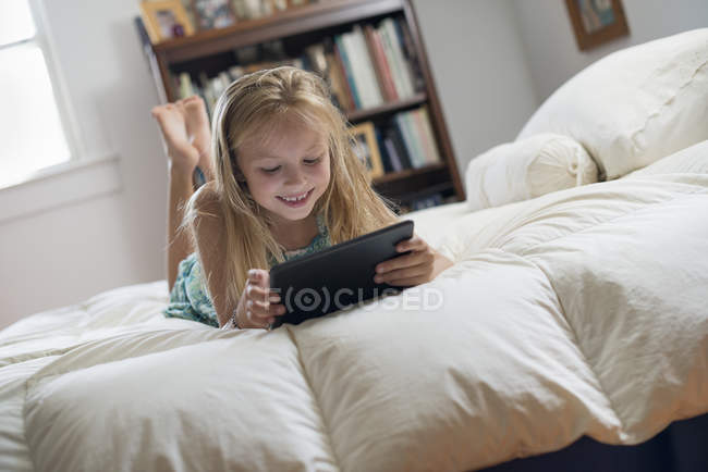 Chica usando una tableta digital . - foto de stock