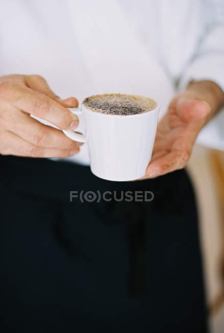 Людина тримає чашку кави . — стокове фото