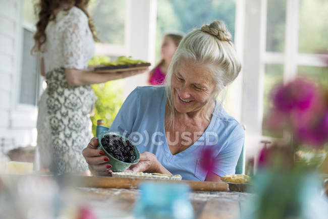 Woman holding bowl of fresh blackberries. — Stock Photo