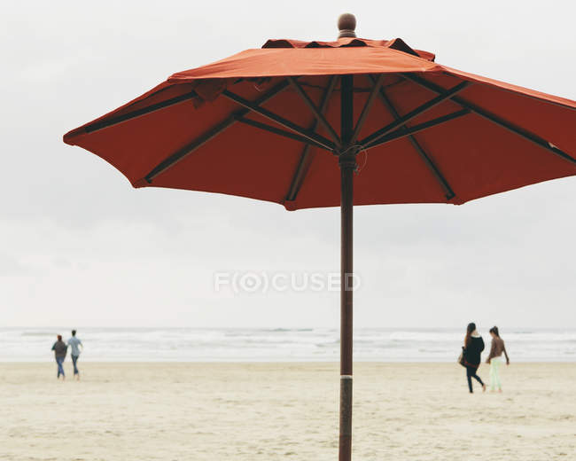Большой пляжный зонтик на пляже — стоковое фото