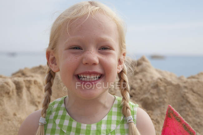 Girl grinning at the camera. — Stock Photo