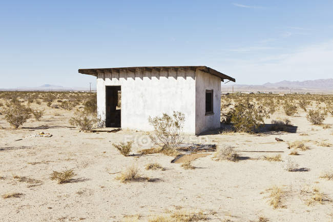 Abandoned building in Mojave desert — Stock Photo