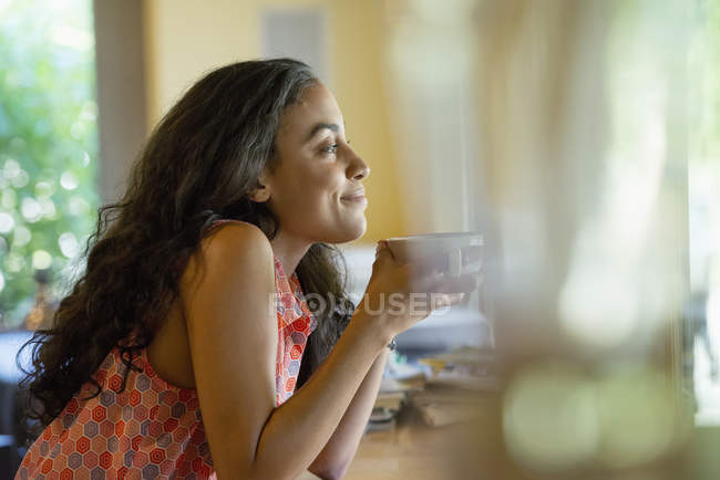 Mujer tomando café - foto de stock