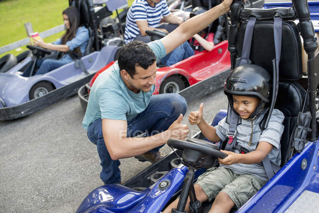 Niños y hombres de karting - foto de stock
