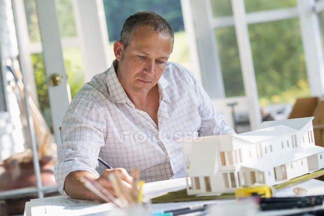 Mann mit Bleistiftzeichnung auf Plan. — Stockfoto