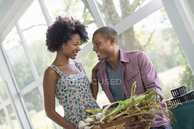 Couple à une table dans une ferme — Photo de stock