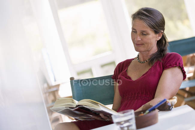 Femme lisant un livre — Photo de stock