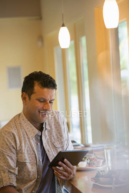 Uomo che utilizza un tablet digitale — Foto stock