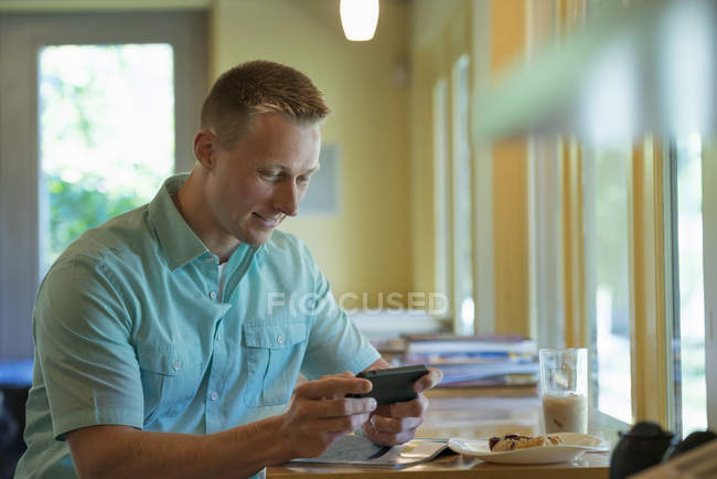Hombre usando un teléfono inteligente . - foto de stock
