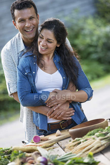 Paar umarmt sich im Garten. — Stockfoto