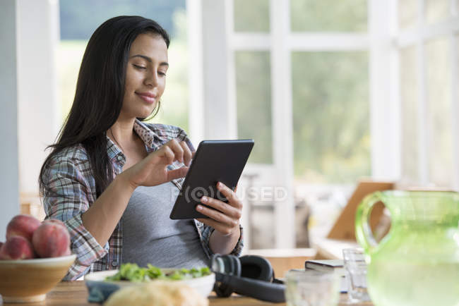 Женщина с цифровым планшетом. — стоковое фото