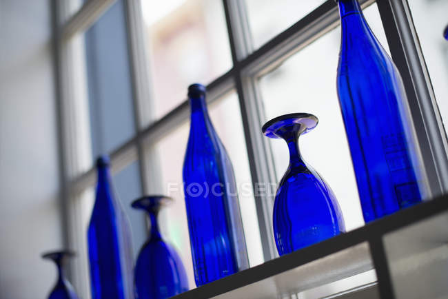 Verres et bouteilles bleus — Photo de stock