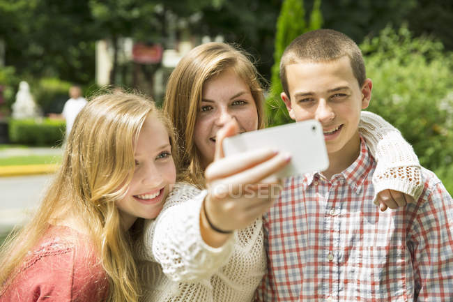 Adolescentes posando y tomando selfies - foto de stock