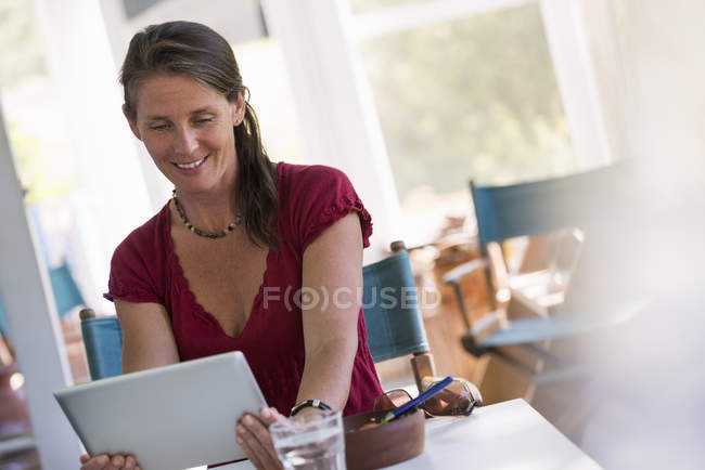 Donna che utilizza un tablet digitale. — Foto stock