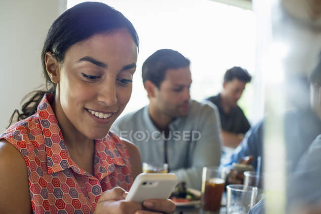 Мужчины и женщины в кафе — стоковое фото