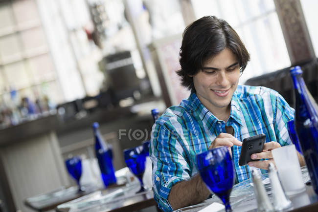 Man using a smart phone. — Stock Photo