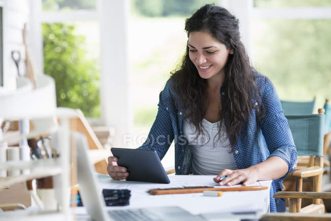 Donna che utilizza un tablet digitale. — Foto stock