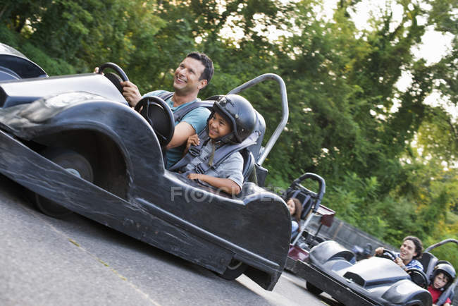Rapazes e homens vão-karting — Fotografia de Stock