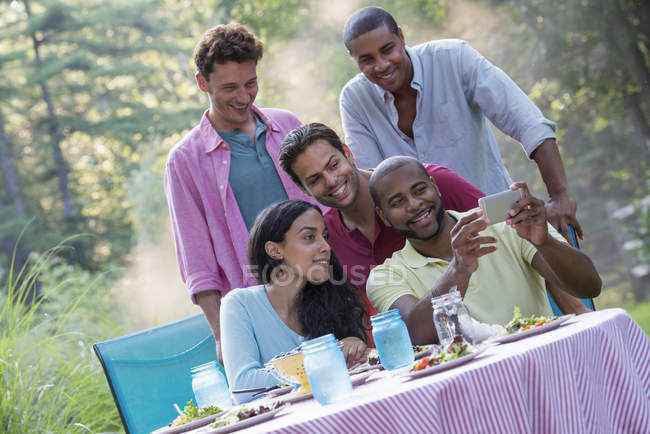 Pessoas que têm refeição ao ar livre — Fotografia de Stock