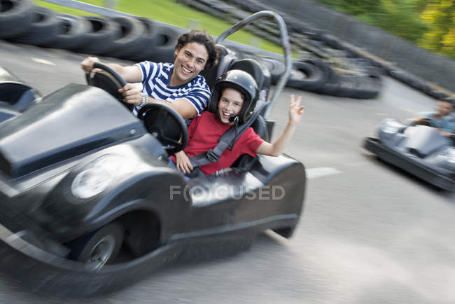 Junge und Mann beim Kartfahren — Stockfoto
