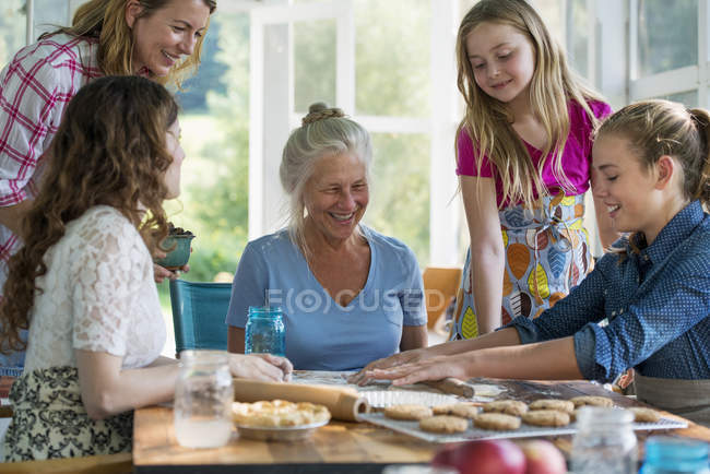 Women baking together — Stock Photo