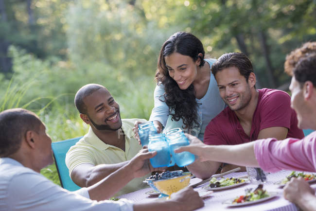 Pessoas que têm refeição ao ar livre — Fotografia de Stock
