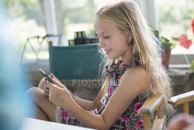 Chica usando una tableta digital - foto de stock