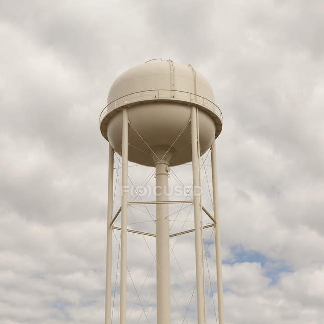 Torre de agua blanca - foto de stock