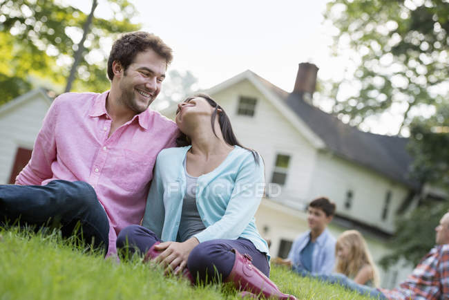 Couple sitting on the grass — Stock Photo