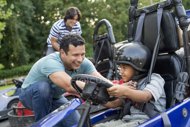 Kartfahren für Jungen und Männer — Stockfoto