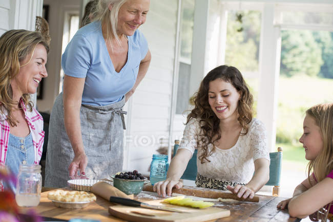 Frauen backen Plätzchen und Apfelkuchen — Stockfoto