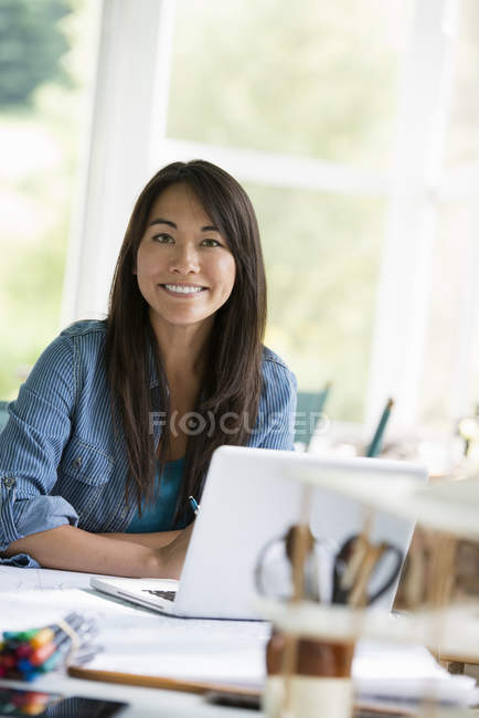 Женщина, работающая за ноутбуком . — стоковое фото