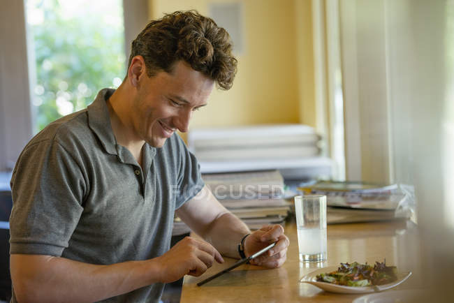 Mann mit digitalem Tablet. — Stockfoto