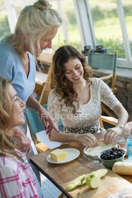 Mulheres assando biscoitos e torta de maçã . — Fotografia de Stock