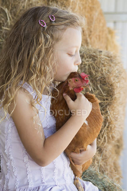 Menina segurando frango — Fotografia de Stock