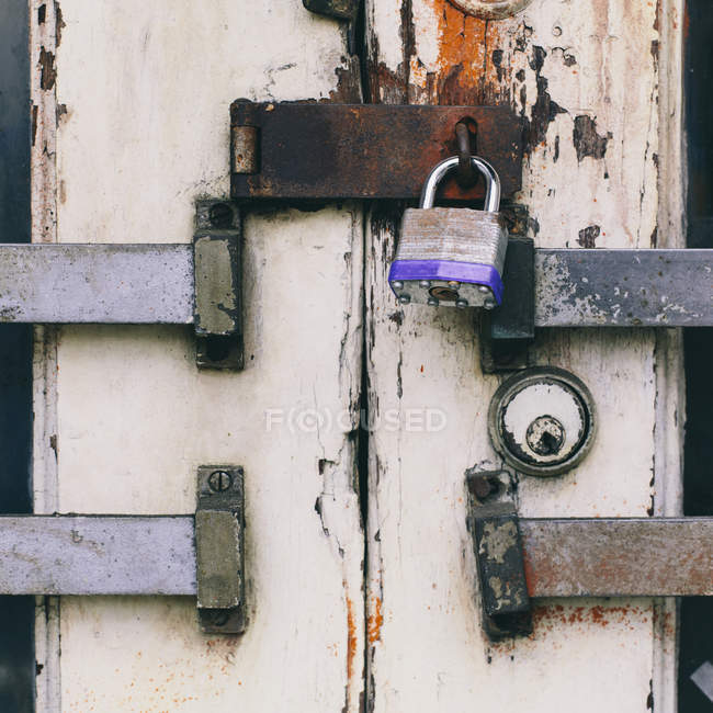 Puerta con candado y atornillado . - foto de stock