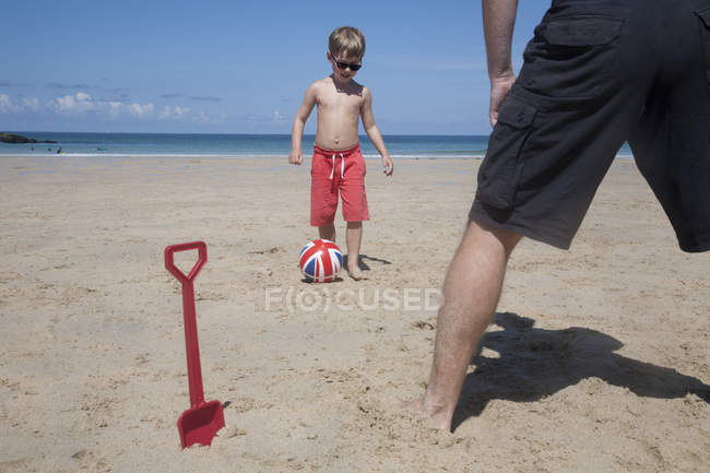 Padre e hijo jugando al fútbol - foto de stock