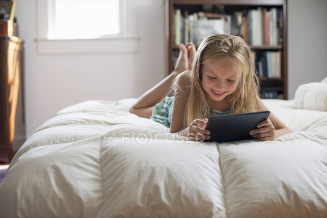 Девушка с помощью цифрового планшета . — стоковое фото