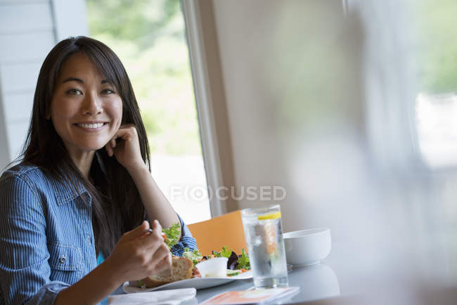 Femme mangeant dans un café . — Photo de stock