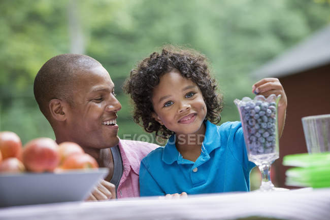 Padre e figlio in picnic in fattoria — Foto stock
