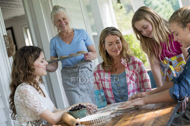 Women baking cookies and apple pie — Stock Photo