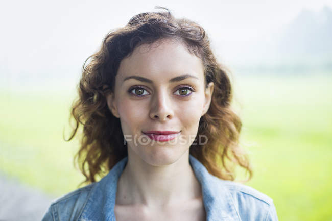 Молодая женщина улыбается — стоковое фото