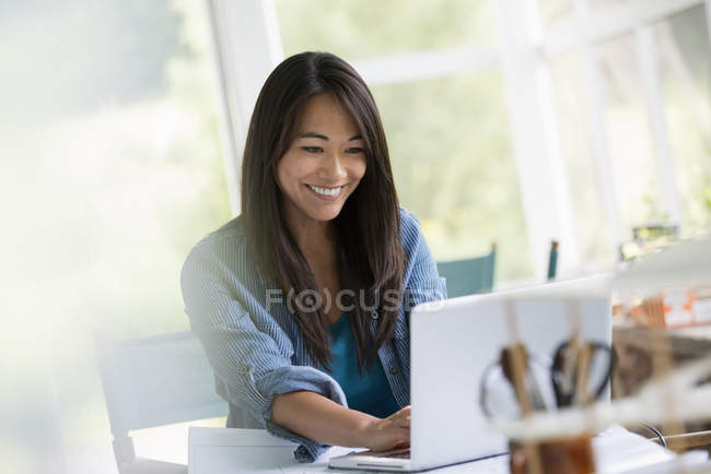 Жінка працює на портативному комп'ютері . — стокове фото
